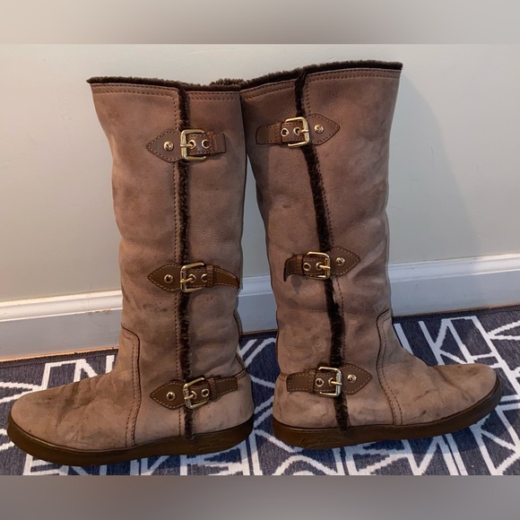 Louis Vuitton gold buckle boots - Picture 5 of 9